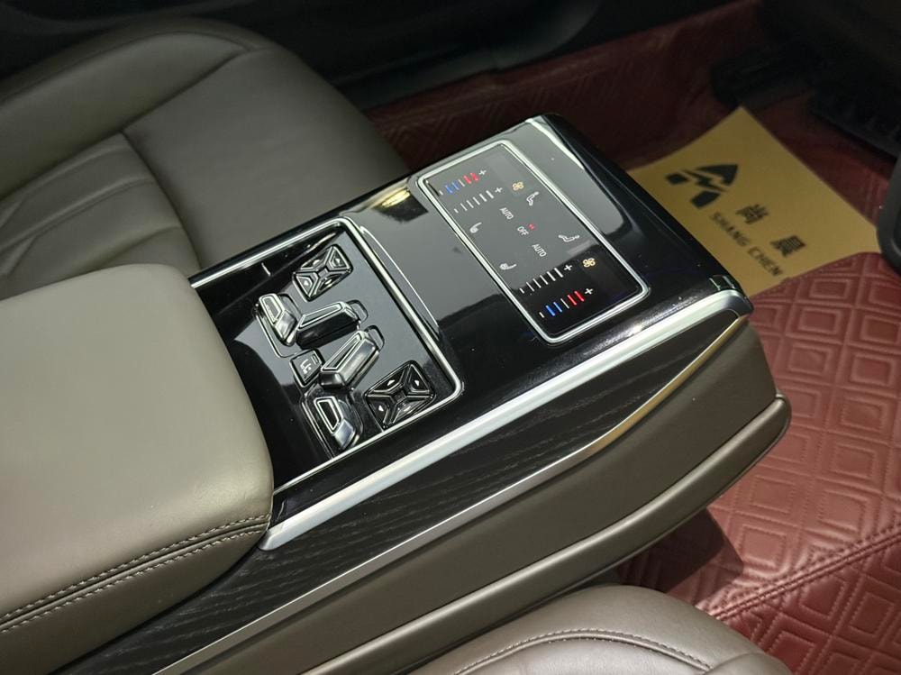 Audi A8 2019 — фото автомобиля 1