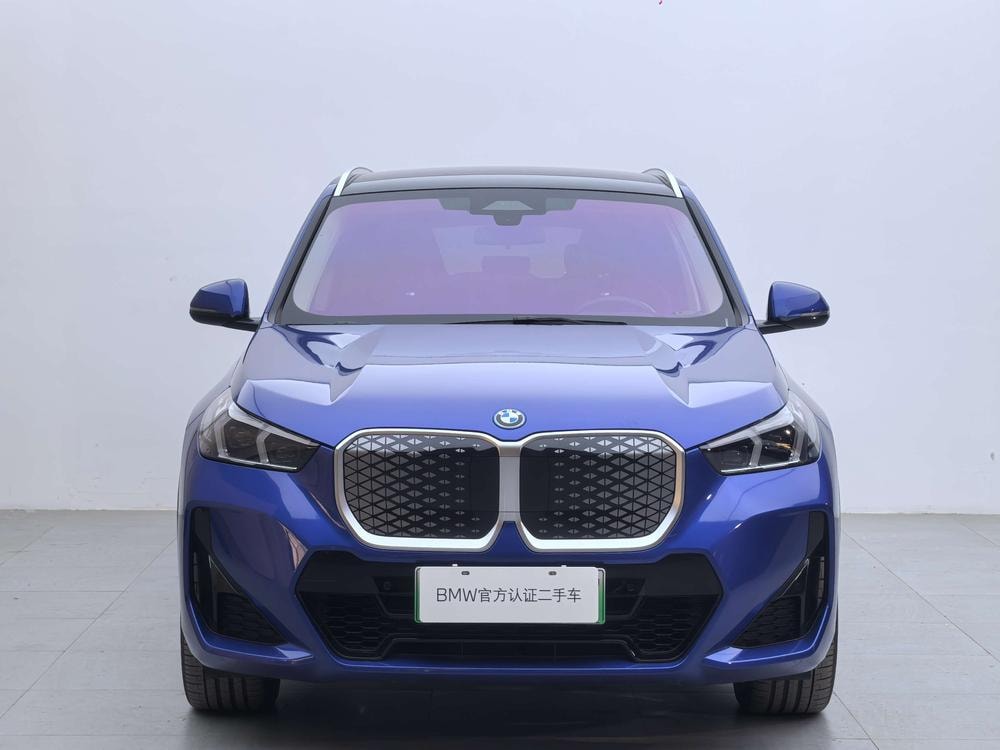 BMW iX1 2023 — фото автомобиля 1