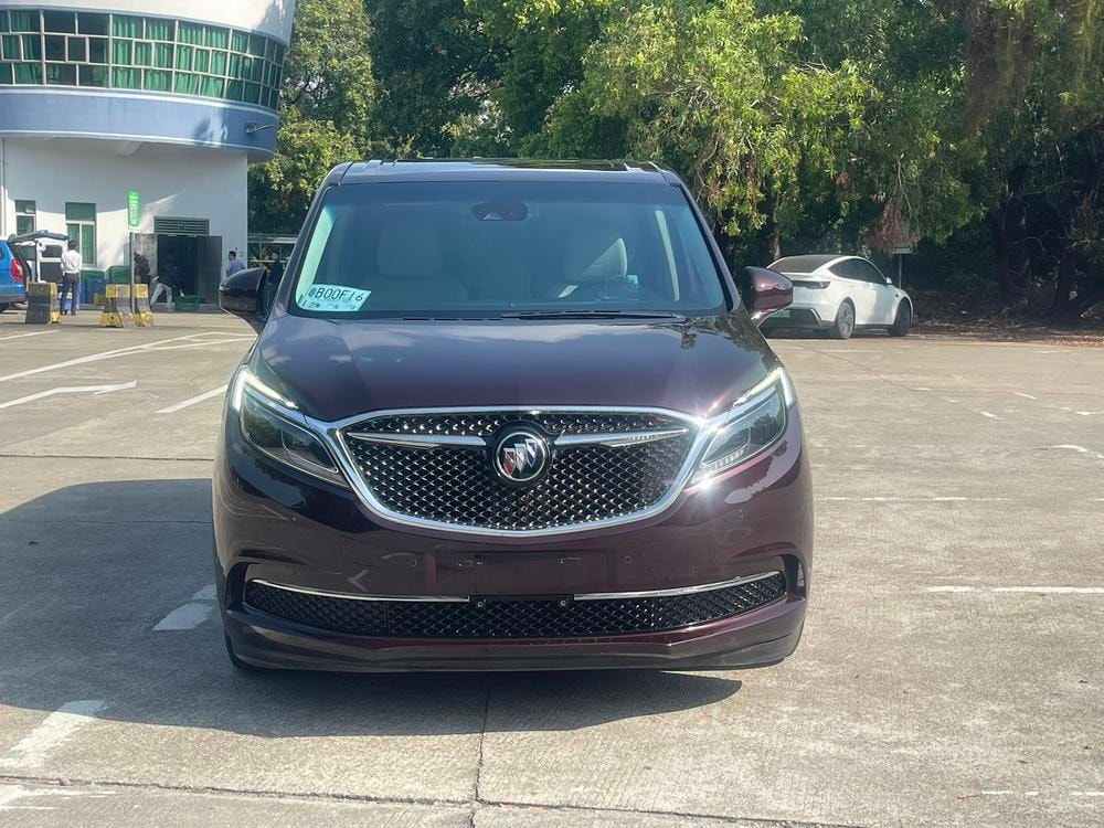Buick GL8 2017 — фото автомобиля 1