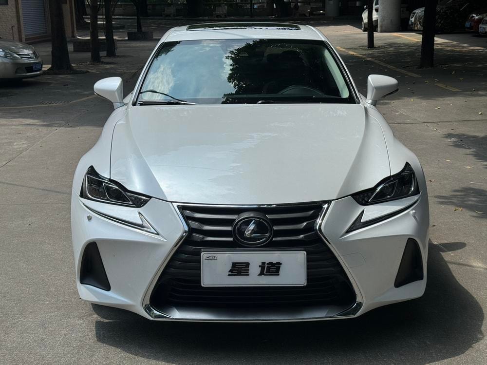 Lexus IS 2017 — фото автомобиля 1