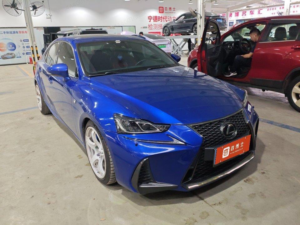 Lexus IS 2017 — фото автомобиля 1
