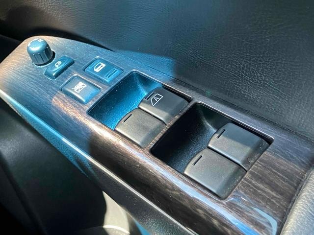 Nissan ELGRAND 2011 — фото автомобиля 1
