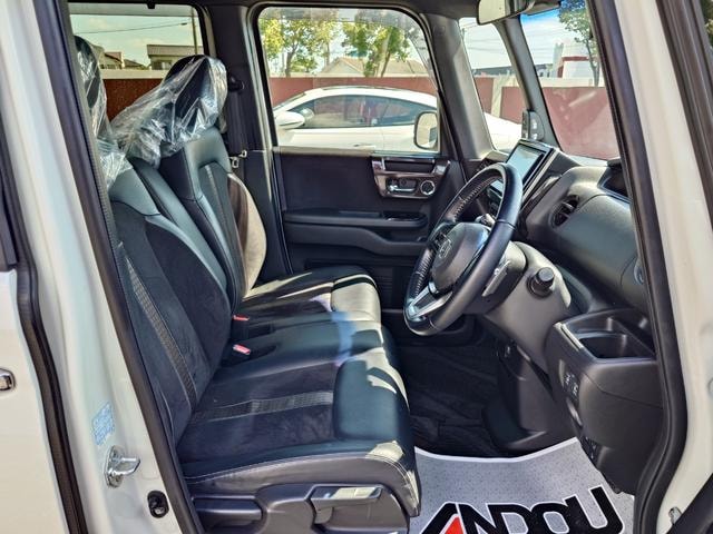 Honda N-BOX CUSTOM 2017 — фото автомобиля 1