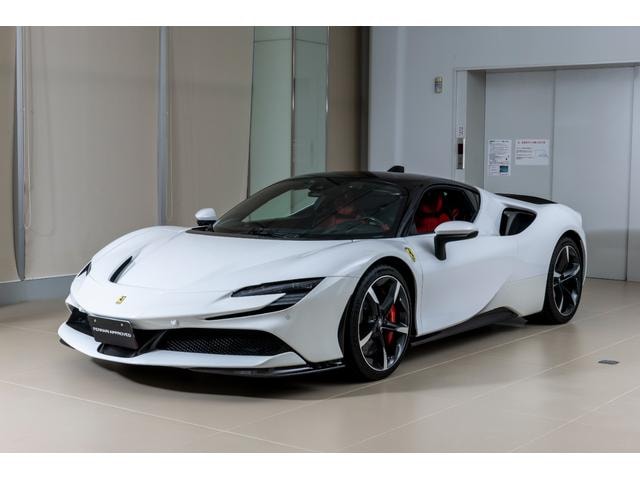 Ferrari SF90 STRADALE 2022 — фото автомобиля